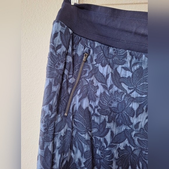 Athleta Womens Trekkie North Joggers in Blue Floral. Size 14 - Picture 3 of 9